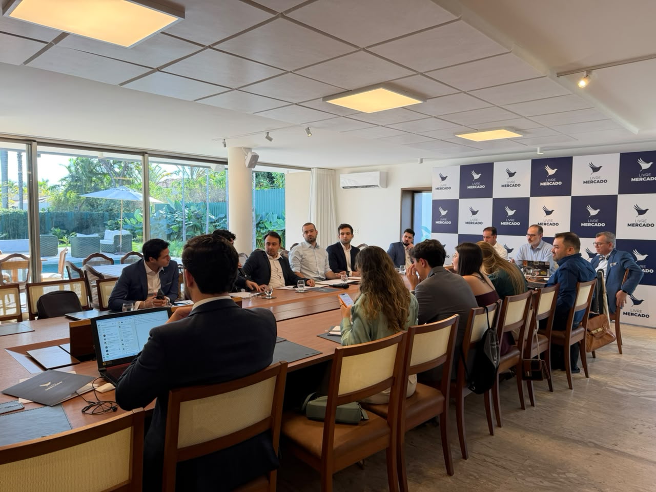 Lideranças das organizações membros reunidas à mesa de trabalho, na Casa da Liberdade