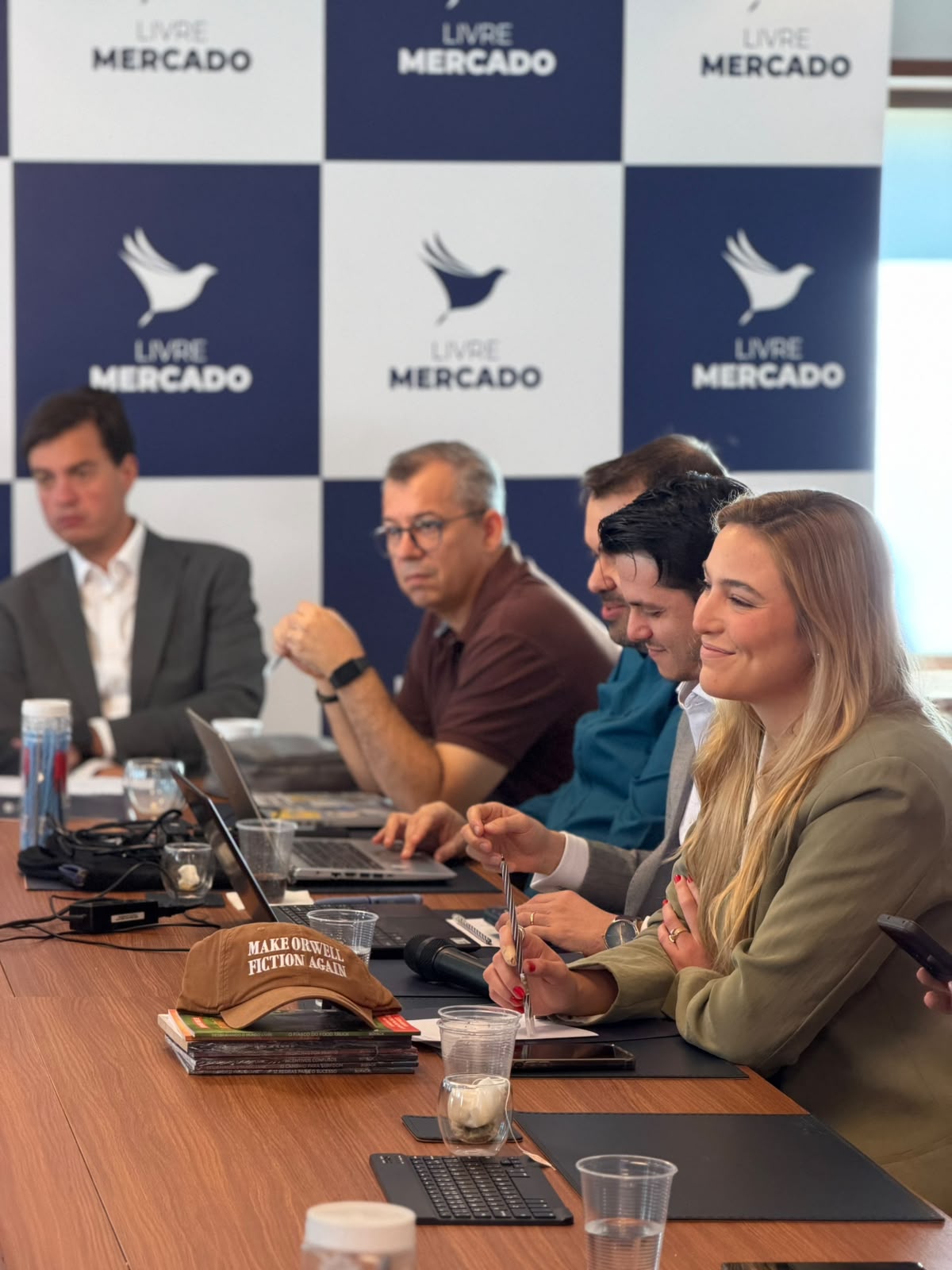Lideranças reunidas em torno da mesa de trabalho durante o RL Summit 2026