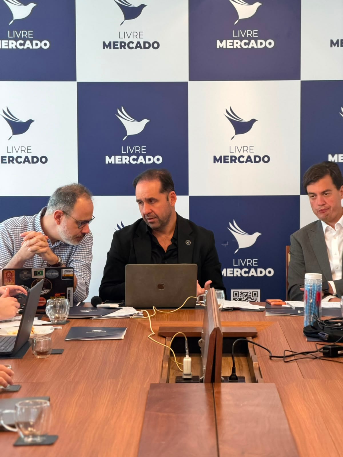 Conselheiros e lideranças da Rede Liberdade reunidos à mesa de trabalho no RL Summit 2026