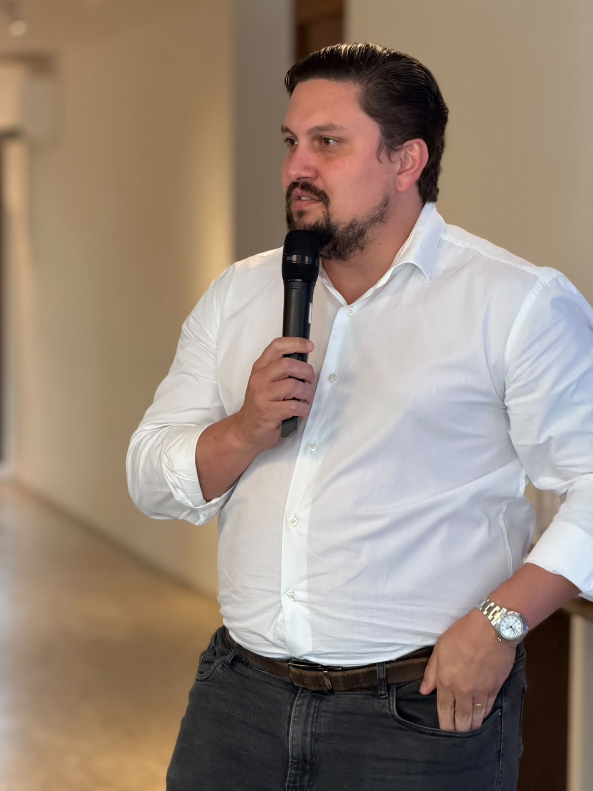 Participante com microfone em pé durante o RL Summit 2026